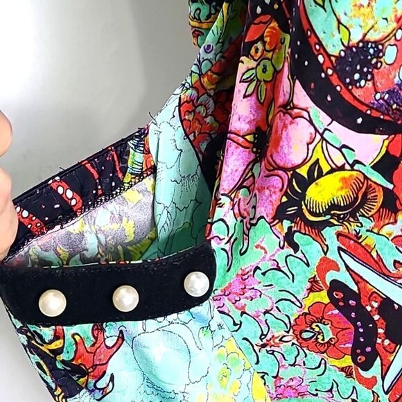 Mesmerize Colorful Tunic Top with Big Pockets on the Sides, Size Medium - Picture 5 of 9